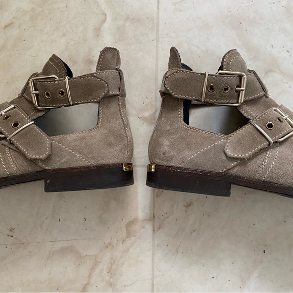 $895 Burberry Made in Italy Grey Suede Cut Out Buckle Moto Ankle Boots Size 6.5 - Picture 7 of 16